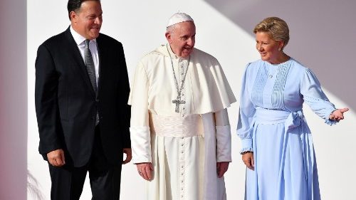 Papež Frančišek prispel v Panamo - sprejemna slovesnost