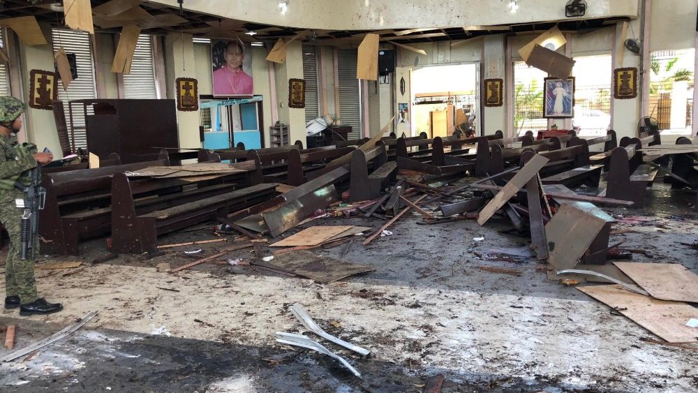 La devastazione all'interno della cattedrale di Nostra Signora del Monte Carmelo a Jolo City