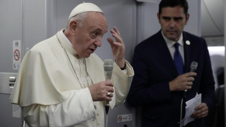  Papa gjatë konferencës së shtypit