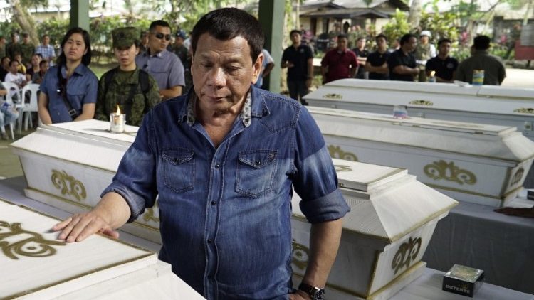 Präsident Duterte am Tatort des Anschlags in Jolo, Ende Januar
