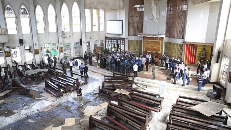 L'interno della cattedrale devastato dall'esplosione