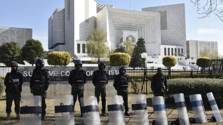 Prédio da Corte Suprema em Islamabad protegido pela polícia