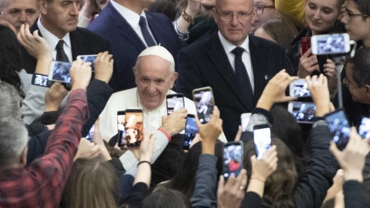 Papa Franjo okružen vjernicima na općoj audijenciji; Vatikan, 30. siječnja 2019.