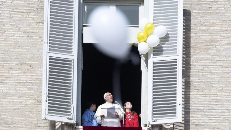 संत पापा फ्राँसिस देवदूत प्रार्थना के दौरान गुब्बारा छोड़ते हुए