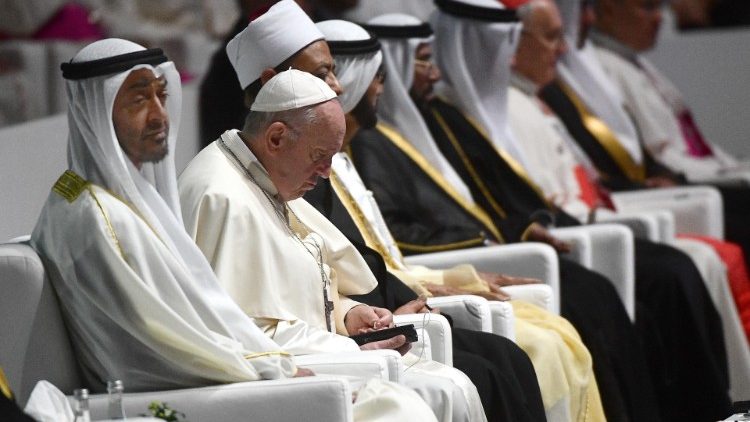 البابا فرنسيس خلال مشاركته في لقاء الحوار بين الأديان