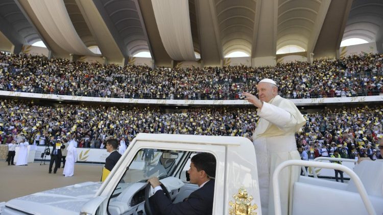 Archivbild: Papst Franziskus begrüßt die rund 100.000 Besucher bei der Messe im Zayed Sports City Stadion in Abu Dhabi.