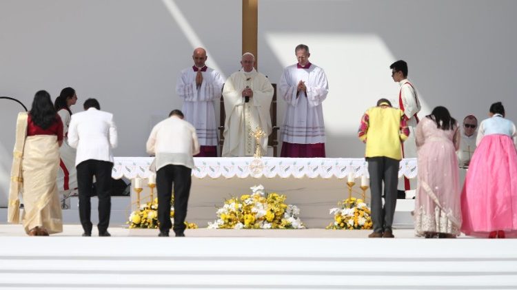 Ferenc pápa szentmisét mutat be Abu-Dzabiban