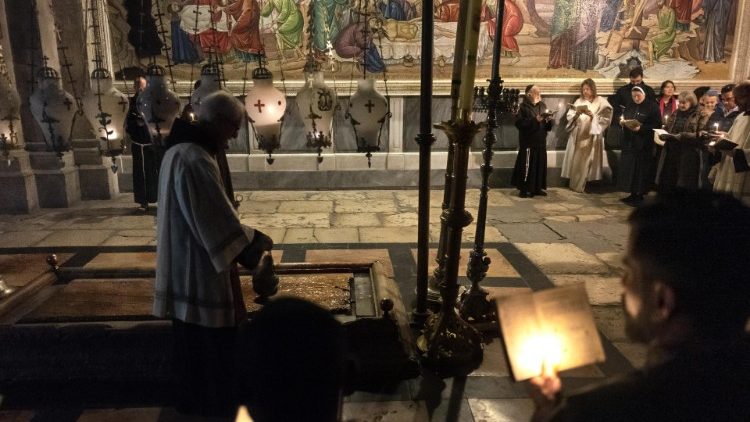 Beter in der Grabeskirche in Jerusalem