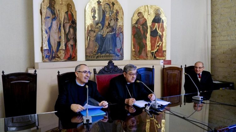 Pino di Luccio, podpredsednik teološke fakultete v Neaplju, in neapeljski nadškof kard. Crescenzio Sepe med napovedjo papeževega obiska Neaplja, 21. junija 2019