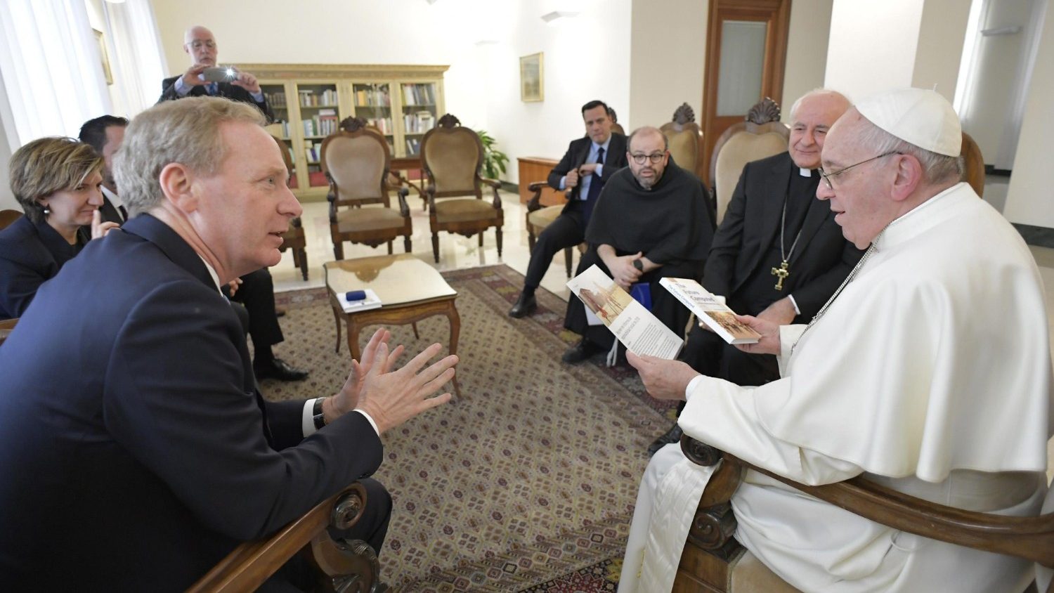 Papa francisko akutana na bw. Brad smith wa microsoft window! - | vatican news