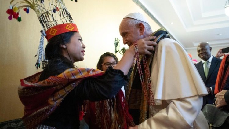 Ferenc pápa az IFAD 2019-es közgyűlésén az őslakos népek képviselőivel