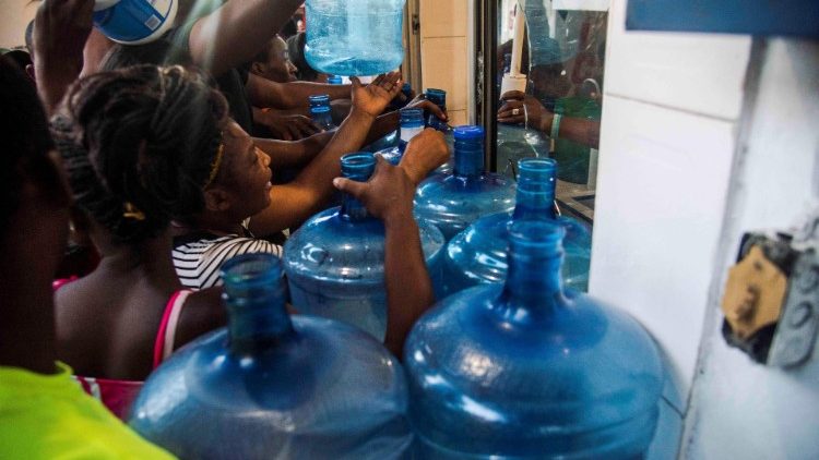 La distribuzione dell'acqua alla popolazione di Haiti