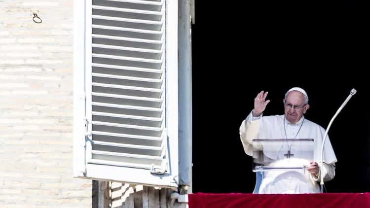 देवदूत प्रार्थना करते पोप फ्राँसिस 