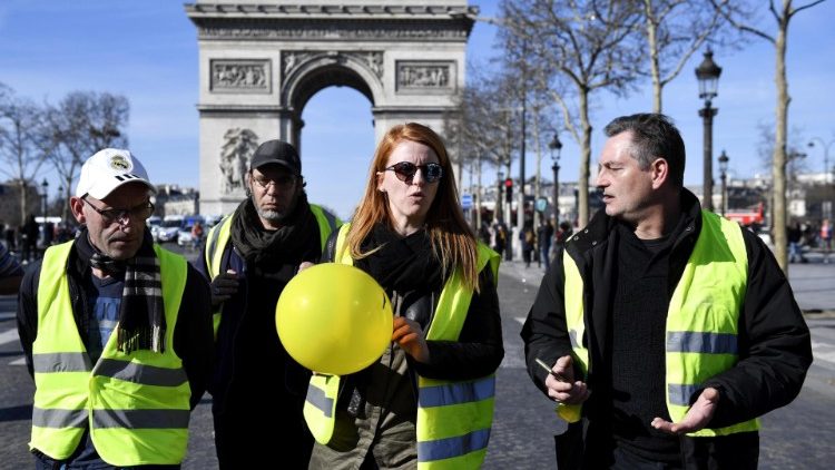 Gelbwestenprotest in Paris vor dem Triumphbogen