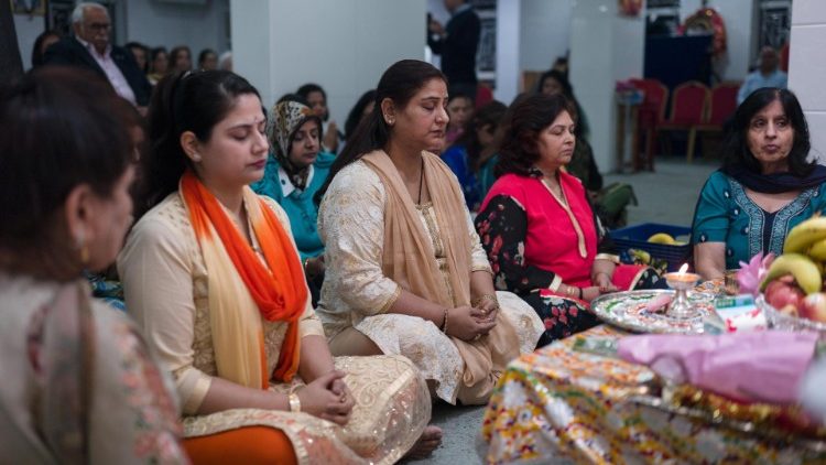 प्रार्थना करती भारतीय महिलाएँ