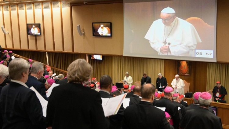 Uvodna molitev na začetku srečanja za zaščito mladoletnih v sinodalni dvorani avle Pavla VI.