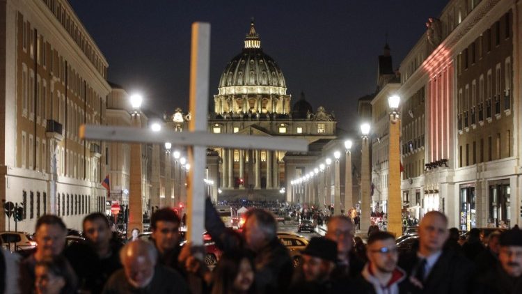 Veillée de prière pour les victimes d'abus, ce jeudi 21 février, via de la Conciliation, au Vatican.