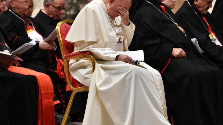 Papst Franziskus inmitten von Kardinälen und Patriarachen bei einer Bußfeier 