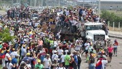 venezuelans-assemble-human-corridor-in-colomb-1550963408568.jpg