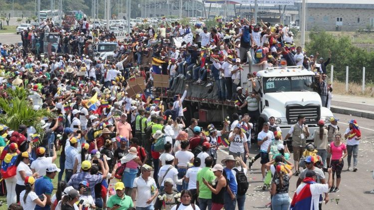 Venezuelani a Cucuta in Colombia pronti a rientrare con gli aiuti in Venezuela