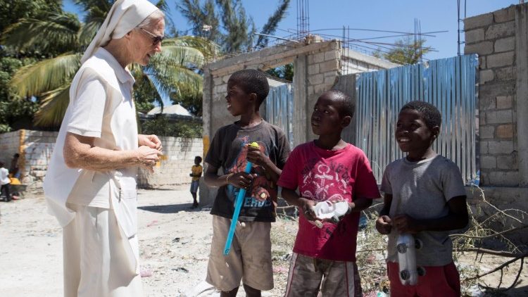 हैती में बच्चों से बात करती एक स्पानी धर्मबहन 
