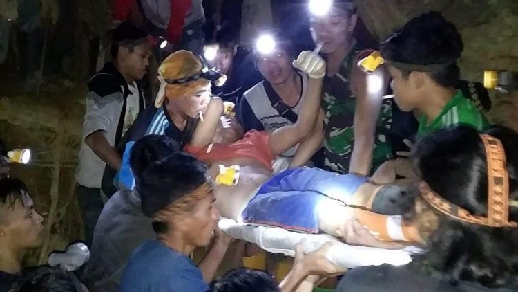 Indonesische Sicherheitskräfte retten einen Überlebenden aus der eingestürzten Goldmiene