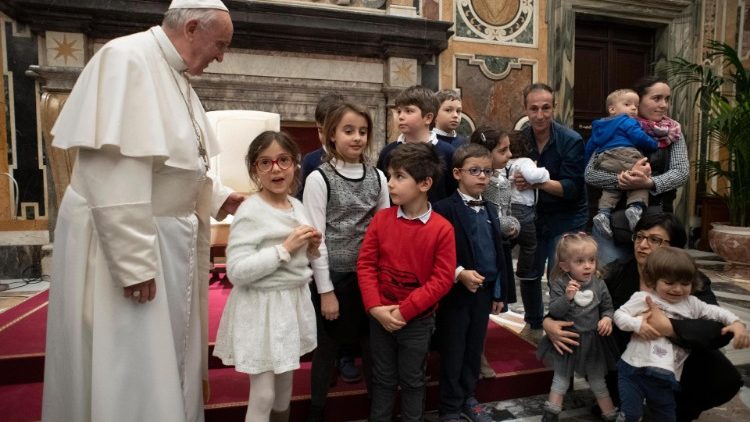 Februar 2019: Franziskus empfängt Angehörige des Circolo di San Pietro und von ihnen betreute Familien