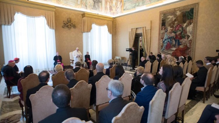 프란치스코 교황과 아우구스티노 베아 추기경 선종 50주년 기념 행사 참석자들
