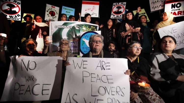 peace-rally-to-diffuse-tensions-between-pakis-1551636338508.jpg