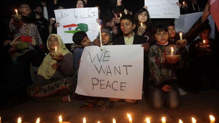 peace-rally-to-diffuse-tensions-between-pakis-1551636339210.jpg