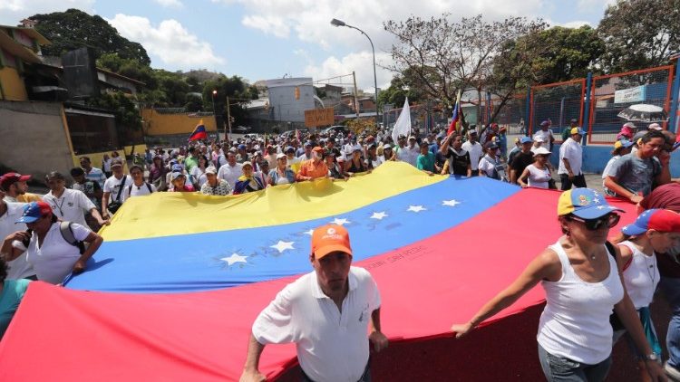 Venezuelans are gathering in several cities to wait for the return of Guaido