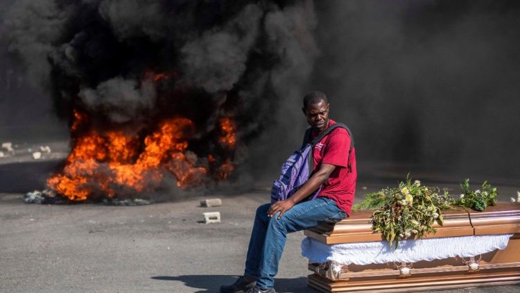 Protester i Haiti vid begravning av dödade demonstranter