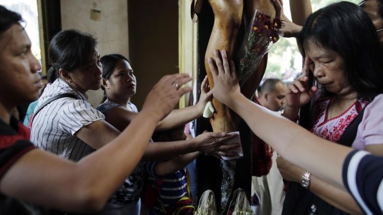 Филипински вярващи на литургията за Пепеляна сряда