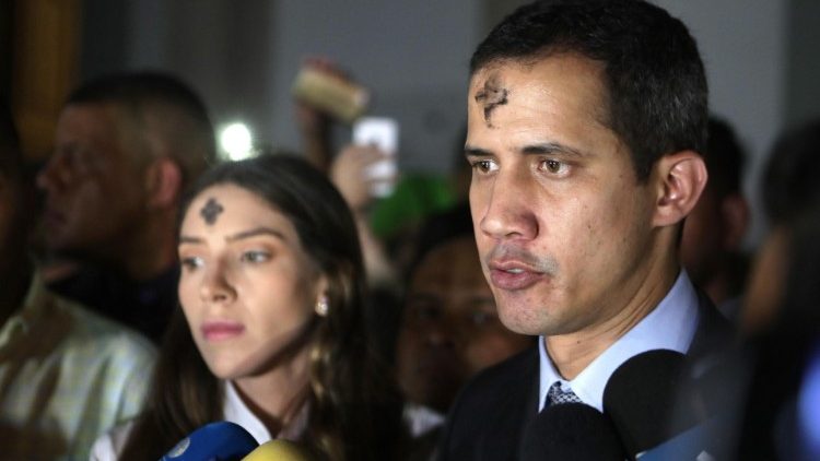 Хуан Гуайдо след литургията за Пепеляна сряда в църквата "Свети Петър" в Каракас