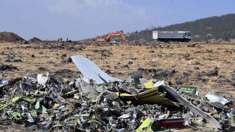 Hiện trường thảm kịch máy bay rơi ở Ethiopia