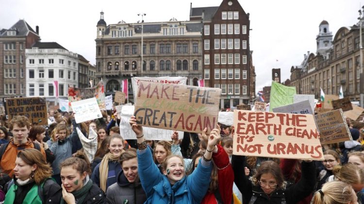 Manifestazione ad Amsterdam per chiedere misure per contrastare il cambiamento climatico 