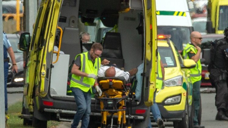 Il soccorso ai primi feriti davanti una delle moschee di Christchurch