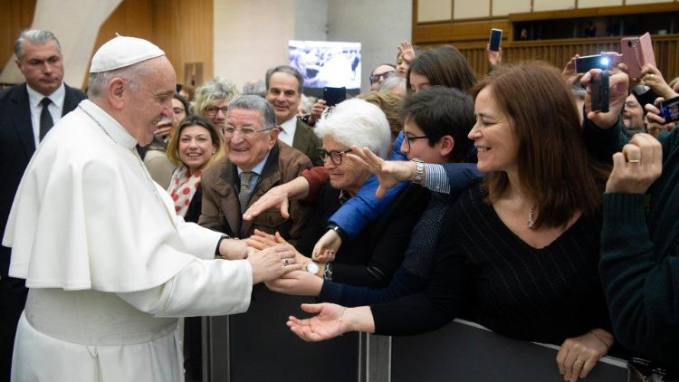 Папа приветствует участников аудиенции