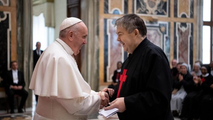 Le père Leocir Pessini rencontre le Pape François le 18 mars 2019, lors d'une audience aux membres de la famille camillienne