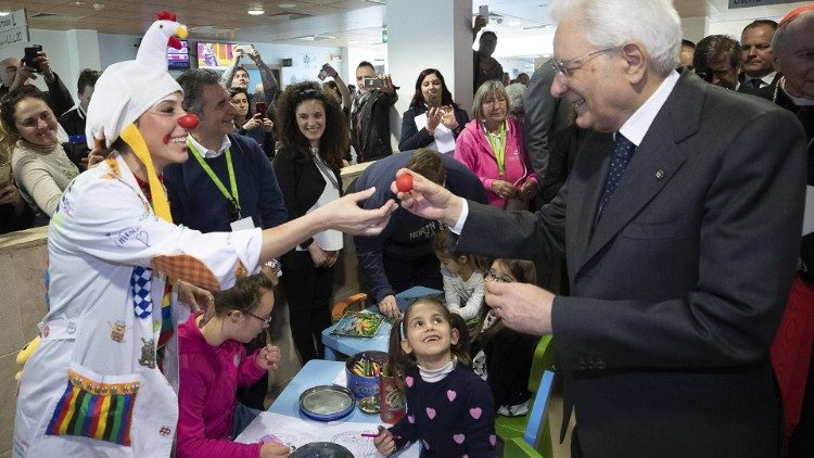Le président Mattarella saluant des animateurs et des enfants pris en charge au Bambino Gesù, le 19 mars 2019.