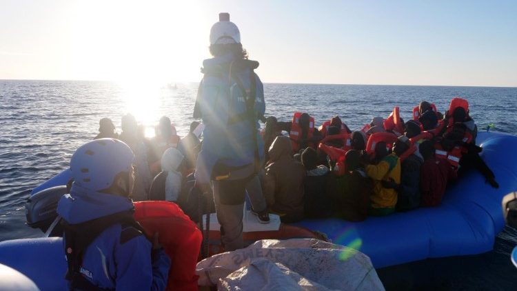 Migrantes socorridos no Mediterrâneo