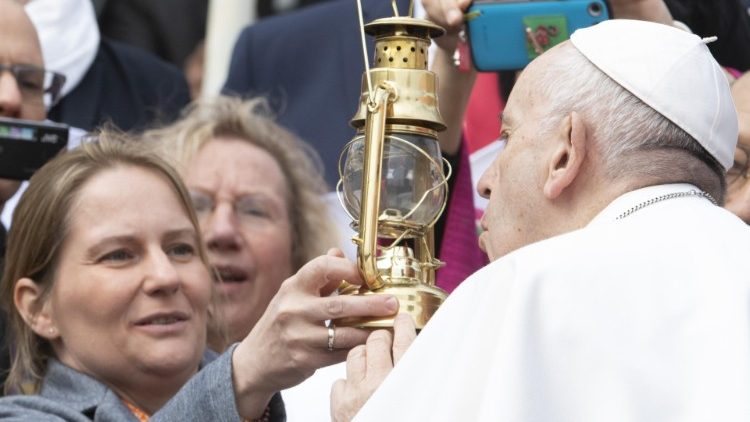 Pope extinguished the lantern of Hiroshima to join the move for a nuclear-free world