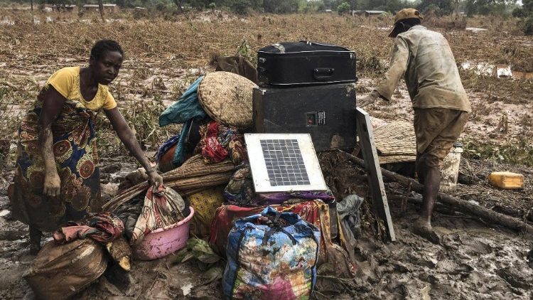 Atingidos pelo ciclone tentam recolher os pertences em meio à lama na província de Manica