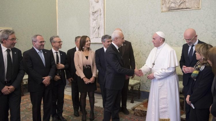 Papež Frančišek med srečanjem s pediatri