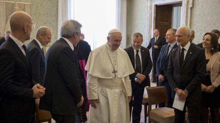 Der Papst mit den Kinderärzten (ganz rechts im Bild sogar eine Kinderärztin)