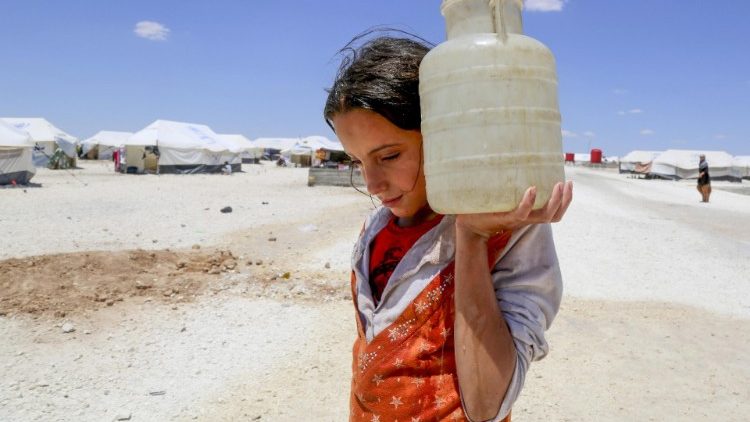 Kvinna hämtar vatten