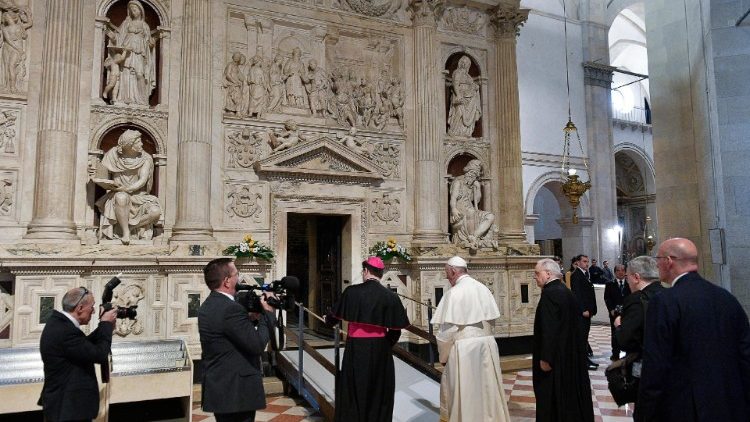 Papa Francesco entra nella Santa Casa di Loreto