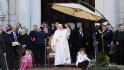 pope-francis-visits-loreto-1553515132282.jpg