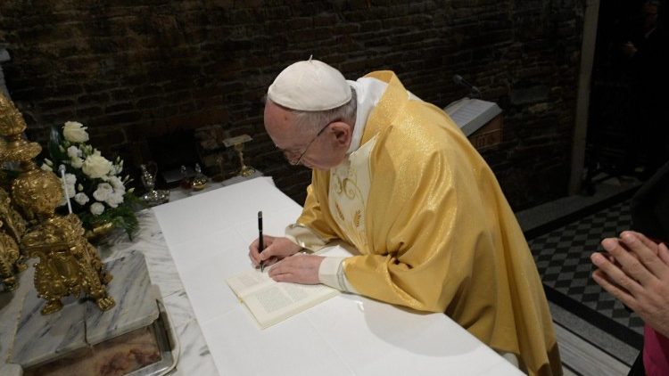 若者テーマのシノドス後の「使徒的勧告」に署名する教皇フランシスコ　2019年3月25日　イタリア・ロレートで