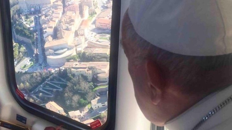 हेलीकॉप्टर से लोरेटो की यात्रा करते संत पापा फ्राँसिस